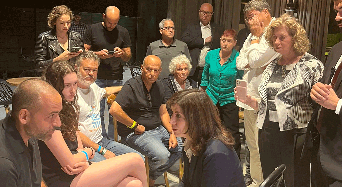UJA Federation of New York >> <p class="MsoNormal" style="margin-bottom: 8.0pt; mso-line-height-alt: 11.65pt;"><em>Governor Hochul with Linda Mirels and Eric Goldstein speaking to families from Kfar Aza.</em></p>