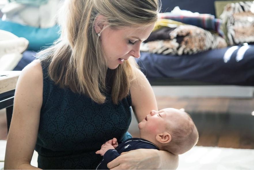 UJA Federation of New York >> A new mom – who also works as a therapist – and her baby at a recent event for Caring for New Mothers and Infants at the Marks JCH
