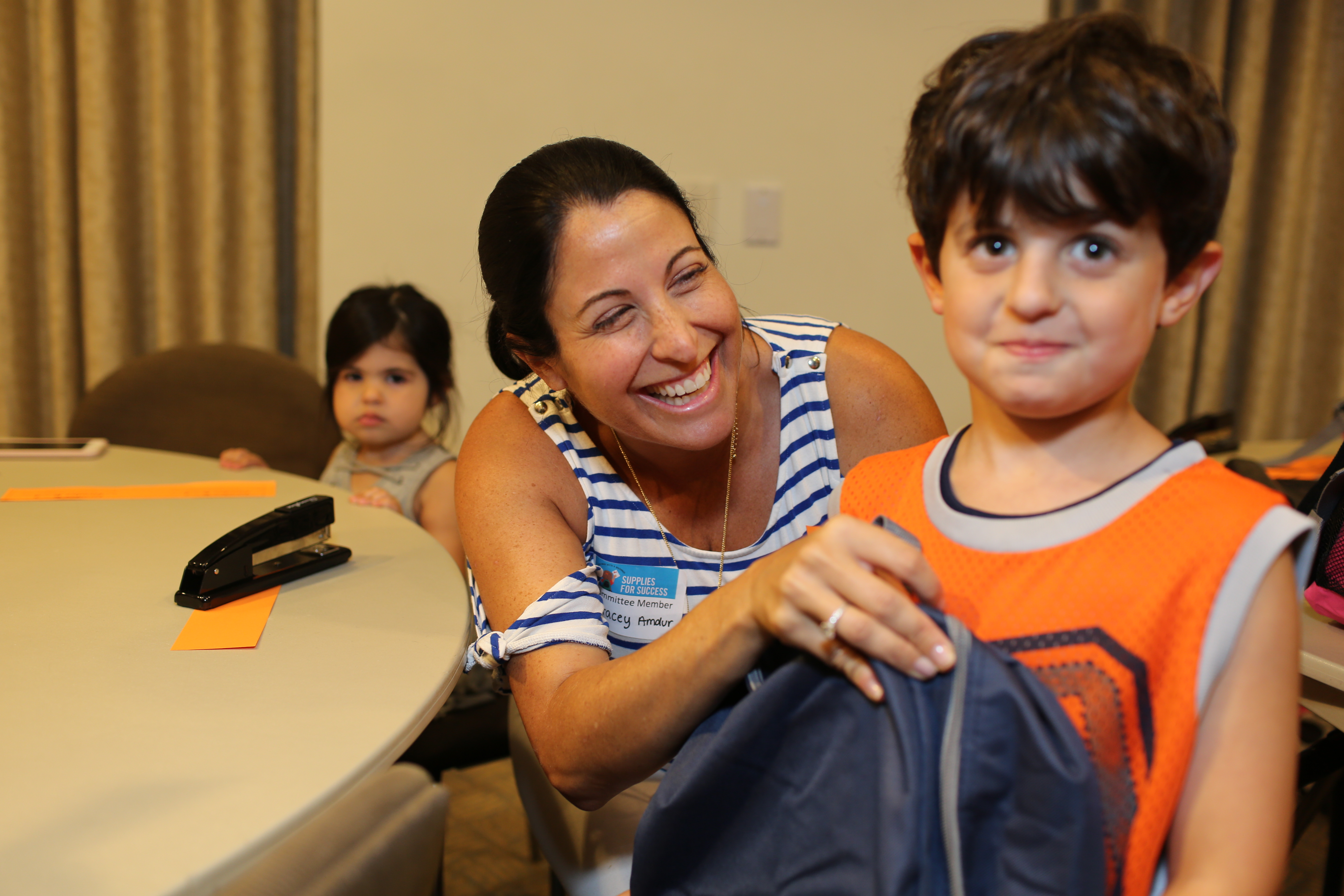 UJA Federation of New York >> <p>Tracey Amdur volunteers with her kids</p>