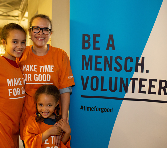 UJA Federation of New York >> Valerie and her daughters volunteer at Food Bank of New York City during UJA-Federation's Time for Good service day, Hungry to Help, that focused on fighting poverty.