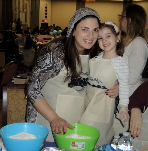 UJA Federation of New York >> Angela and her daughter enjoy challah bake at Hillcrest Jewish Center.